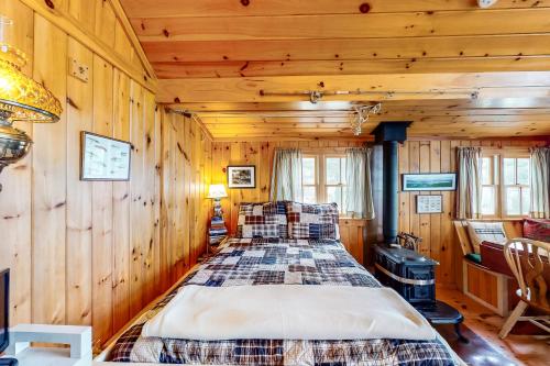 sypialnia z 2 łóżkami w drewnianym domku w obiekcie Wellhouse Cottage w mieście Standish