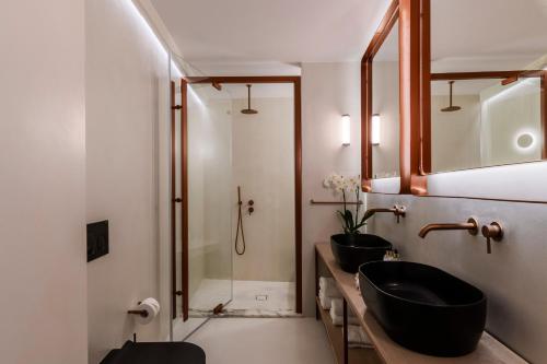 a bathroom with a black sink and a shower at Mykonos Gem in Mýkonos City