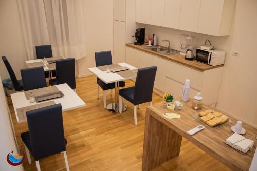 uma cozinha e sala de jantar com mesa e cadeiras em Beauty House Via Veneto em Reggio di Calabria