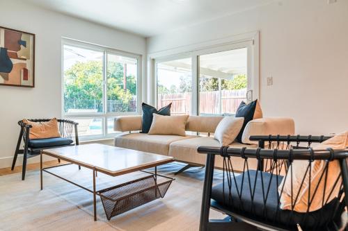 Ruang duduk di #Marbella Lane - Cozy Modern Home with Relaxing Design & Pool