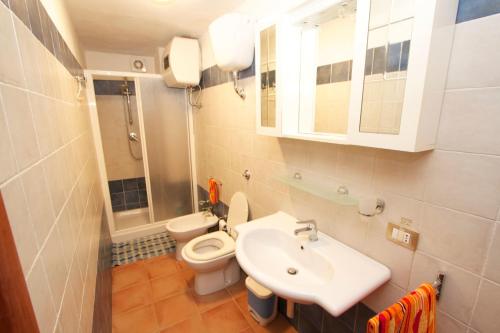 a small bathroom with a toilet and a sink at Casa Vacanze Mistral in Buggerru