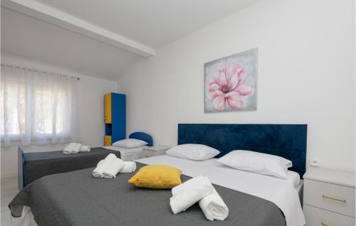 En eller flere senger på et rom på 4 Bedroom Stunning Home In Veliki Prolog
