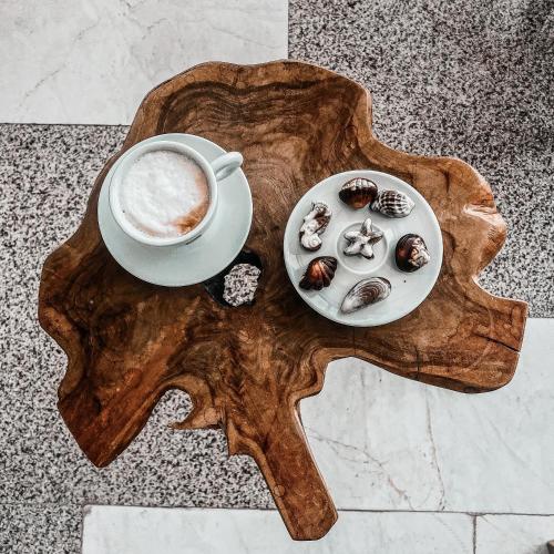 ein Tisch mit einer Tasse Kaffee und einem Teller Kekse in der Unterkunft Hotel Clas Mamaia Nord in Mamaia Nord – Năvodari