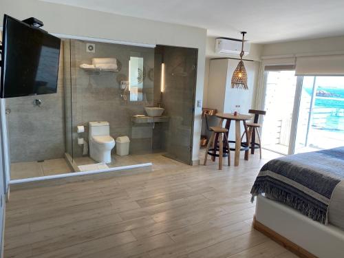 a bedroom with a shower with a toilet and a table at Maressenza Night Spa in Viña del Mar