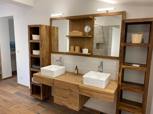 a bathroom with two sinks and a mirror at Villa de charme avec piscine à 500m des plages in Soorts-Hossegor