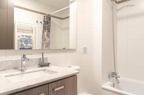 Ένα μπάνιο στο Excelente Departamento en Condominio Costa Pucon