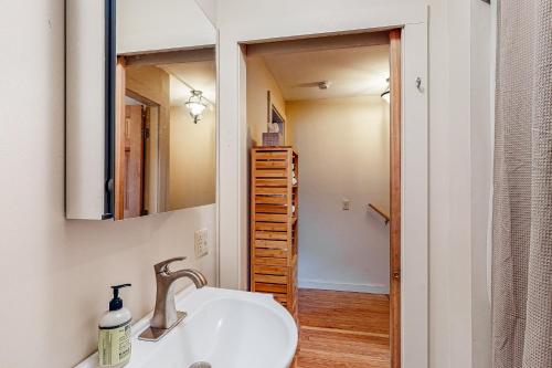 uma casa de banho com um lavatório e um espelho em A Little Mad Stay em Bar Harbor