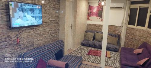 Uma cama ou camas num quarto em Aatun Roof Flat in Haram elevator and two floors stairs