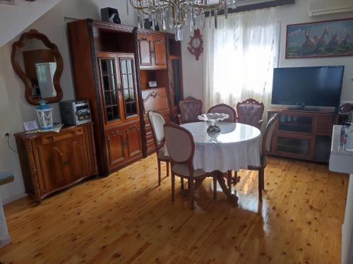 Televízia a/alebo spoločenská miestnosť v ubytovaní villa hospitality