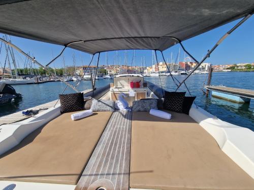 ein Boot mit einer Bank auf dem Wasser in der Unterkunft R'paradise in Cap d'Agde