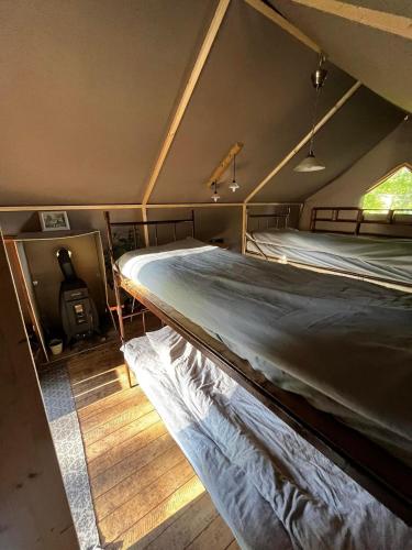 a room with two bunk beds in a room at Torma Puhkemaja ja Glämping in Torma