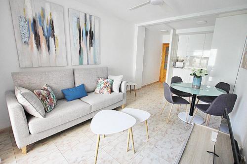 sala de estar con sofá y mesa en APN Apartamento Playa de Guardamar, en Guardamar del Segura