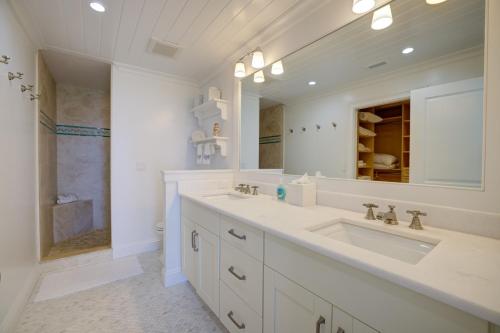 Un baño con dos lavabos y un espejo grande. en Sandals D, en Sanibel