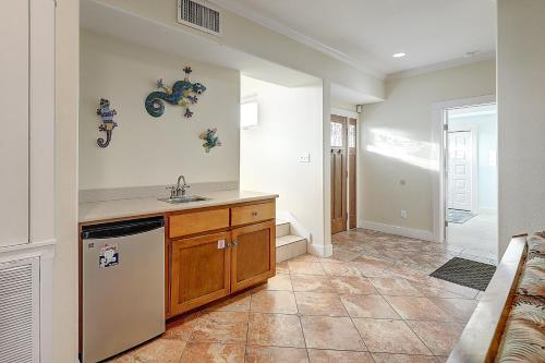 una cucina con un lavello e un bancone di Pipeline Manor a Port Aransas
