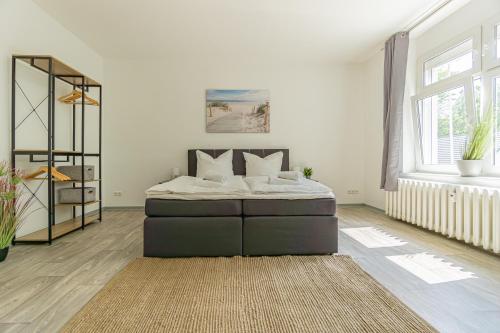 Säng eller sängar i ett rum på Ostseeapartment_80m2_3xSchlafzimmer_2xParkplatz_Netflix_Waschtrockner