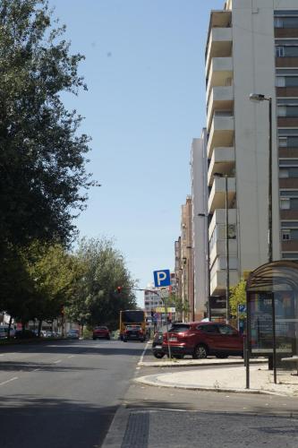 une rue de la ville avec des voitures garées dans la rue dans l'établissement Lisboa Central Apartment, à Lisbonne