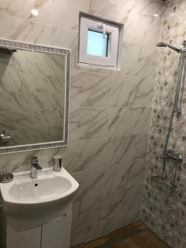 A bathroom at dpatina
