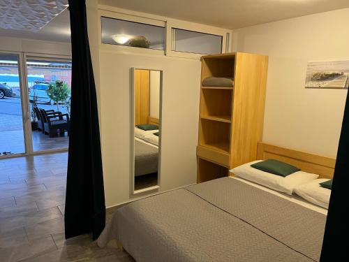 Apartmenthaus Suskovic Insel Krk tesisinde bir odada yatak veya yataklar