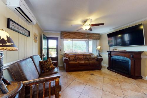 Rumbling Bald Condo Unit 403 – Photos 2