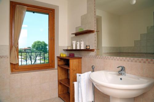 Ett badrum på Residence Borgo Mondragon