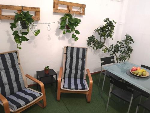 una sala da pranzo con due sedie e un tavolo con un cesto di frutta di Acogedor apartamento con excelente ubicación. a Santa Cruz de Tenerife