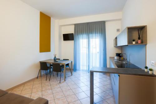 een keuken en een woonkamer met een tafel en stoelen bij Smart and Sea in Tortoreto Lido