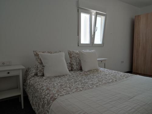 une chambre avec un lit, deux oreillers et une fenêtre dans l'établissement Casa Luisi, à Playa Honda