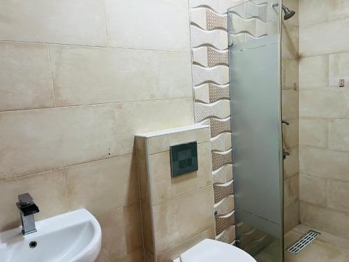 Un baño de The Zen Loft - 2BR Open Plan Apt W/Pool+Smart Lock