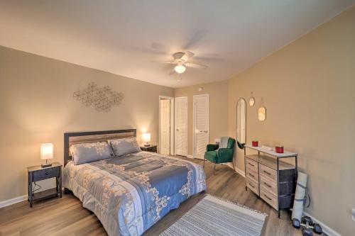 - une chambre avec un lit et un ventilateur de plafond dans l'établissement Banner Elk Condo about 4 Miles to Sugar Mtn Resort!, à Banner Elk