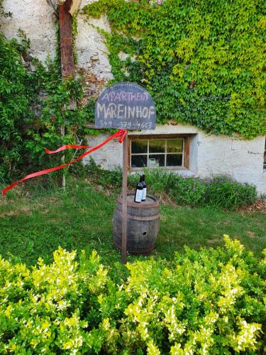 a sign with a cat sitting in a barrel at Mareinhof Vetzan-Apples,apartment&more in Silandro