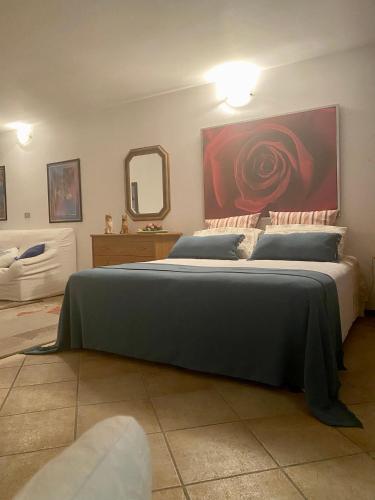 Кровать или кровати в номере Apartment with swimming pool in Manerba del Garda