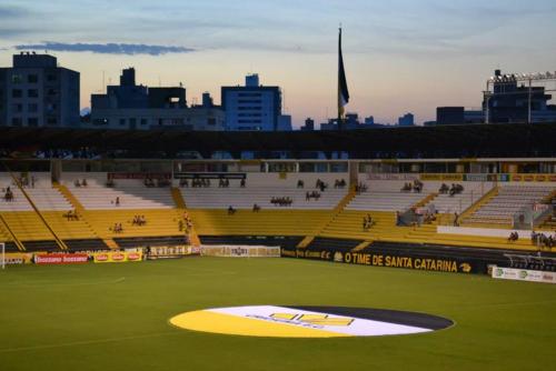 a view of a soccer field with a stadium at QUARTO TOP no CENTR0 com Cama Box de casal - acomoda até 2 pessoas - Home Office - WIFI - Smart TV com Apps Youtube - Cozinha - banheiro - Sala de Estar - Apto compartilhado com Anfitriões experientes em hospedar - Superhost no BnB 5 estrelas in Criciúma