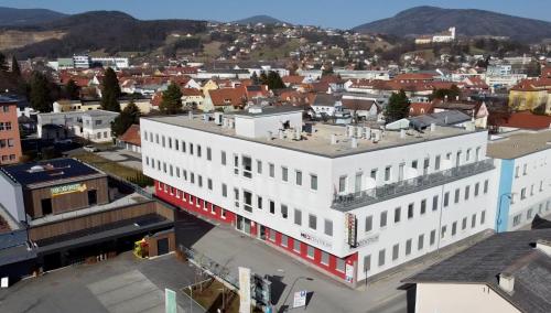 Una vista aérea de un edificio blanco en una ciudad. en City Appartements Weiz, en Weiz