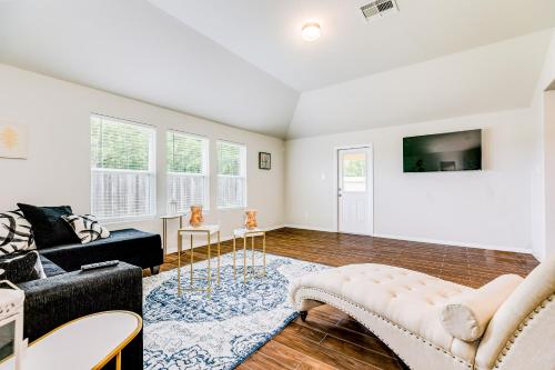 a living room with a couch and a tv at Foxwood Mist in Humble