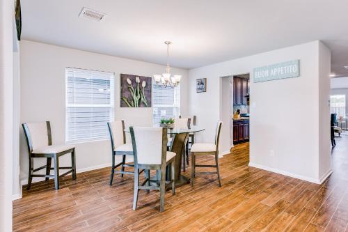 a dining room with a table and chairs at Foxwood Mist in Humble