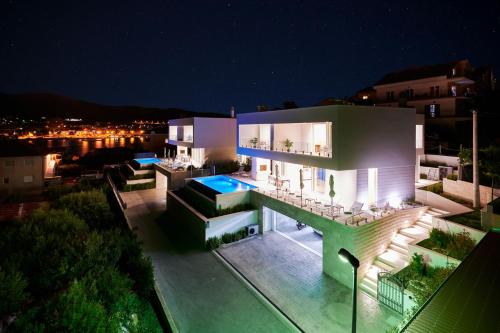 a large house at night with its lights on at Villa Trogir 2 in Trogir