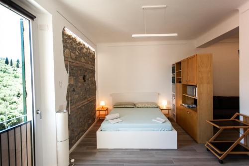 a small bedroom with a bed and a window at Openspace a pochi passi dal mare in Lerici