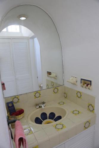 a bathroom with a sink and a mirror at Villa Casa Blanca del Faro in Zipolite