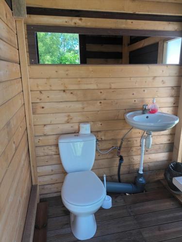 uma casa de banho com um WC e um lavatório em Kempings Vīnkalni em Ventspils