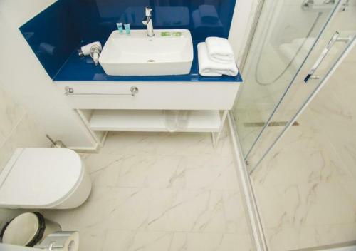 Ένα μπάνιο στο Aparthotel Orbi City sea view