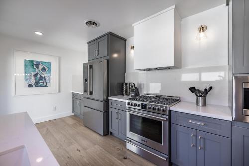 Dapur atau dapur kecil di #Marbella Lane - Cozy Modern Home with Relaxing Design & Pool