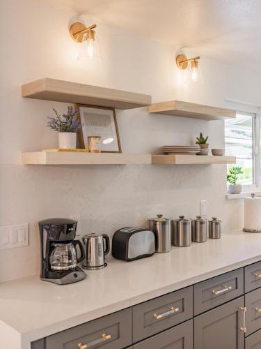 Dapur atau dapur kecil di #Marbella Lane - Cozy Modern Home with Relaxing Design & Pool