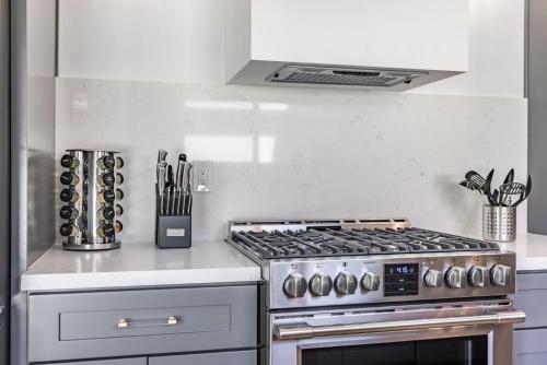 Dapur atau dapur kecil di #Marbella Lane - Cozy Modern Home with Relaxing Design & Pool