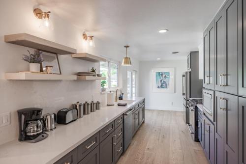 Dapur atau dapur kecil di #Marbella Lane - Cozy Modern Home with Relaxing Design & Pool