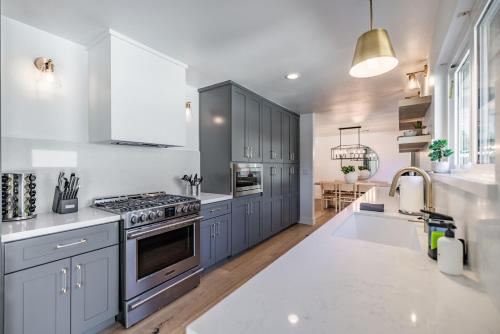 Dapur atau dapur kecil di #Marbella Lane - Cozy Modern Home with Relaxing Design & Pool