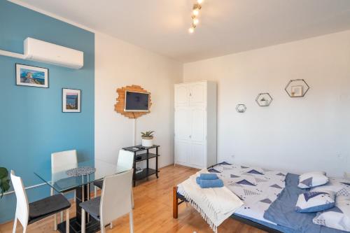 1 dormitorio con 1 cama y comedor en Apartman Eta en Opatija