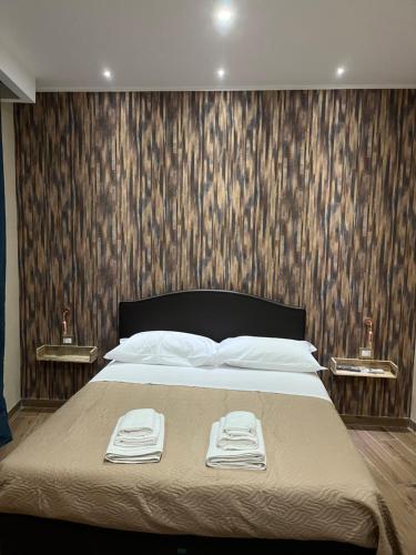 um quarto com uma cama com duas toalhas em PANORAMIC SUITE em Trebisacce