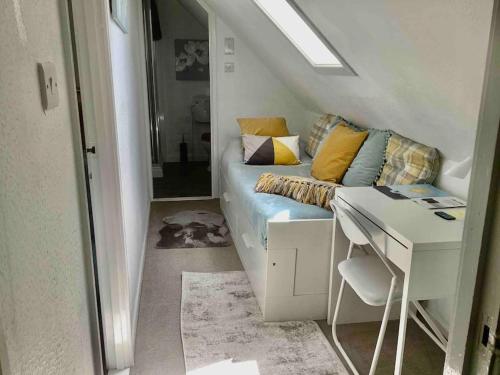 Kleines Zimmer mit einem Bett und einem Schreibtisch. in der Unterkunft Self Catering Apartment, Jurassic Coast/Dorset in Wareham