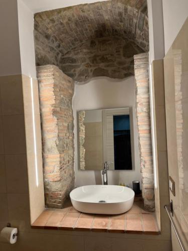 uma grande banheira na casa de banho com espelho em PANORAMIC SUITE em Trebisacce