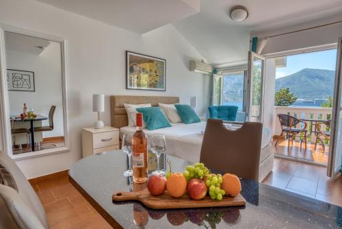 um quarto com uma cama e uma mesa com fruta em Apartment Elegant em Kotor